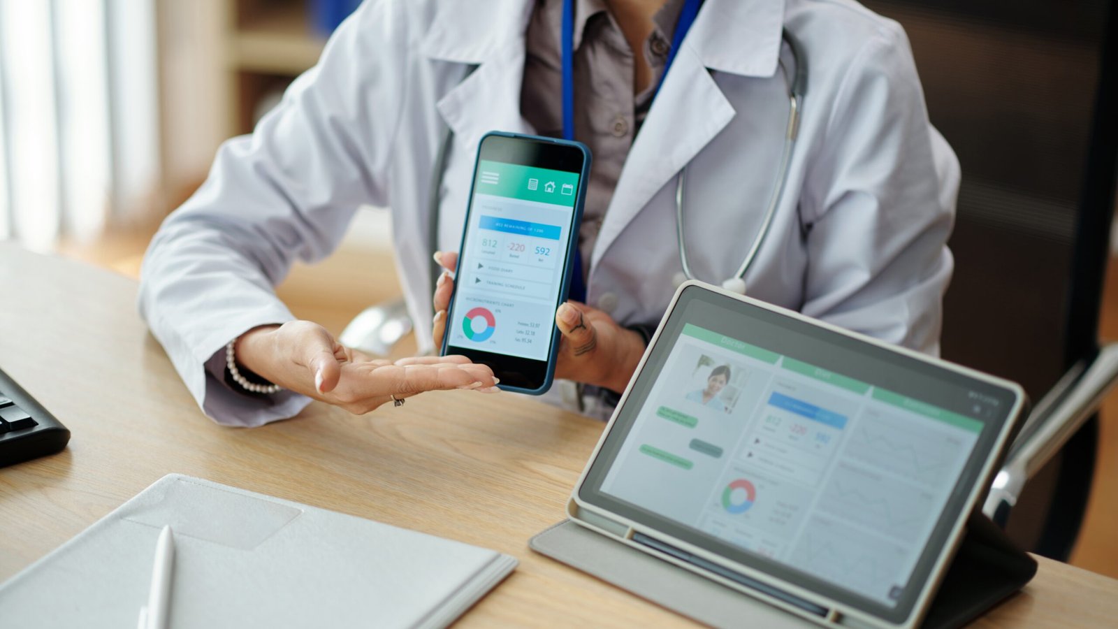 medico mostrando os resultados obtidos do google ads para médicos